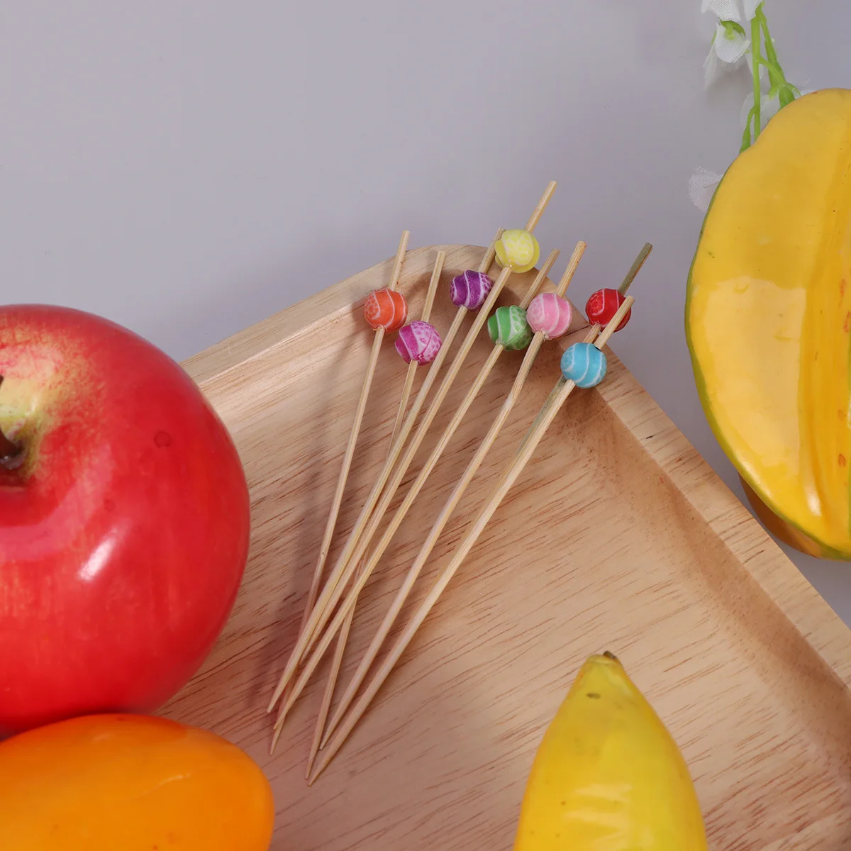 100 قطعة من أعواد الكوكتيل الأنيقة المصنوعة يدويًا من الخيزران لعرض المقبلات وديكور الحفلات والبرغر الصغير والساندويتش والأسياخ