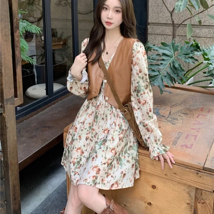 

Корейский шикарный платье с v-образным вырезом и цветочным принтом, жилет из искусственной кожи, женский комплект из двух предметов, осенний сезон, женская одежда для взрослых
