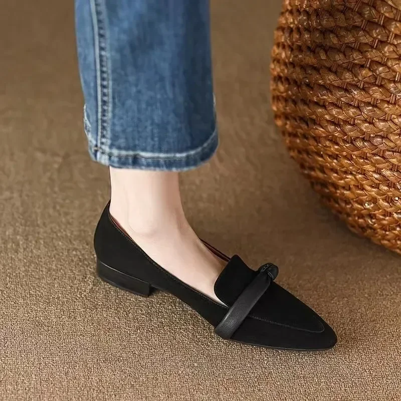 Sandalias de fondo plano para mujer, zapatos de Ballet puntiagudos de cuero negro, tacón bajo, a la moda, novedad verano