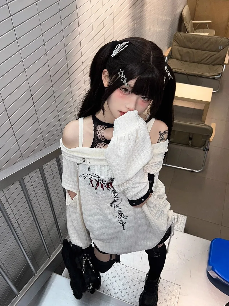 Damskie koszulki Kawaii w stylu japońskim kultura ciemnojatycka haftowane nity z długim rękawem luźna dzianina z odkrytymi ramionami Top T-shirt