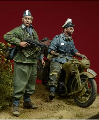 1/35 Two soldiers in World War II, No car, Resin kit Figure soldiers GK, Uncoated No colour