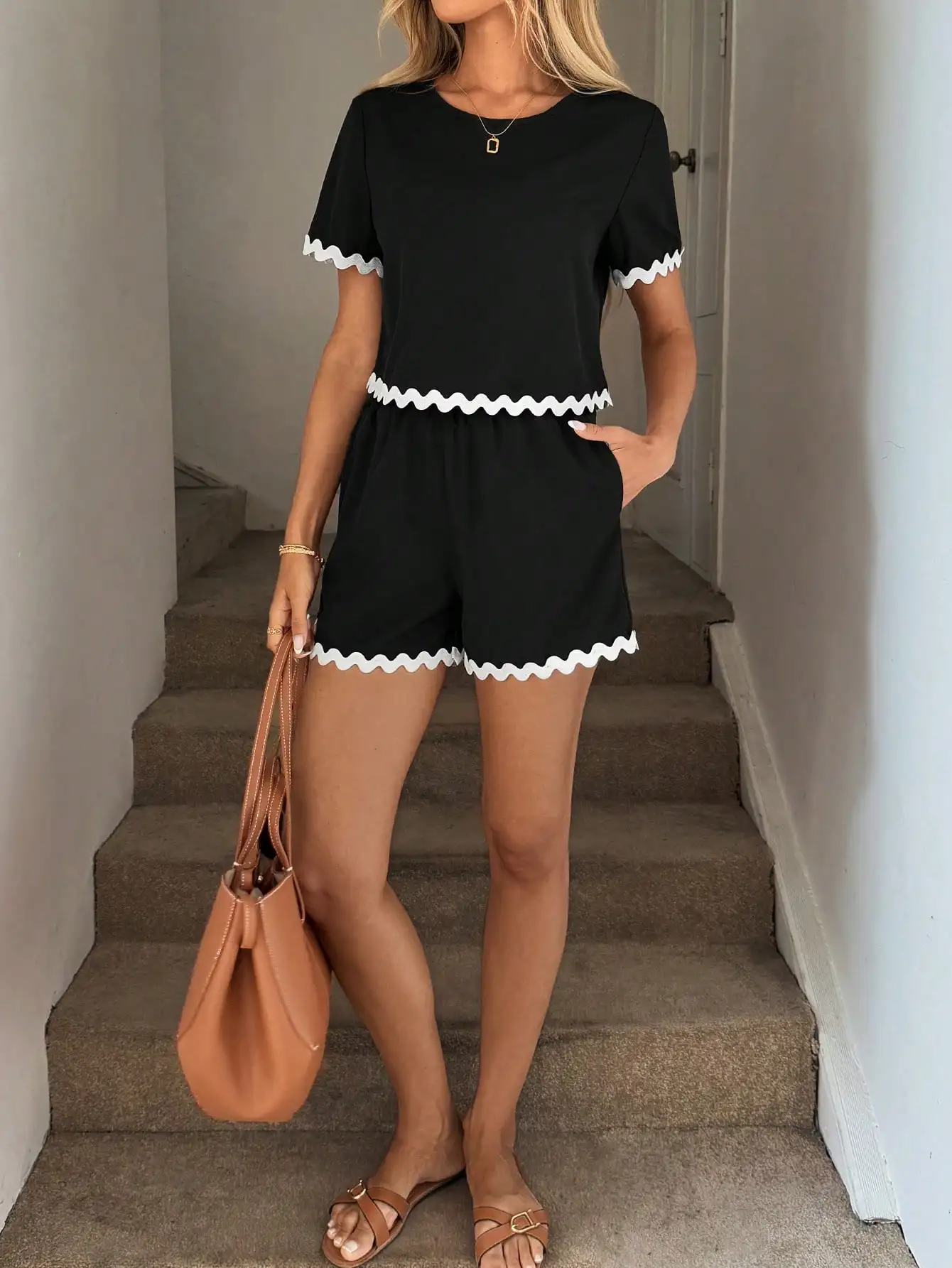 

Черный женский домашний комплект из двух предметов с белой фестончатой отделкой