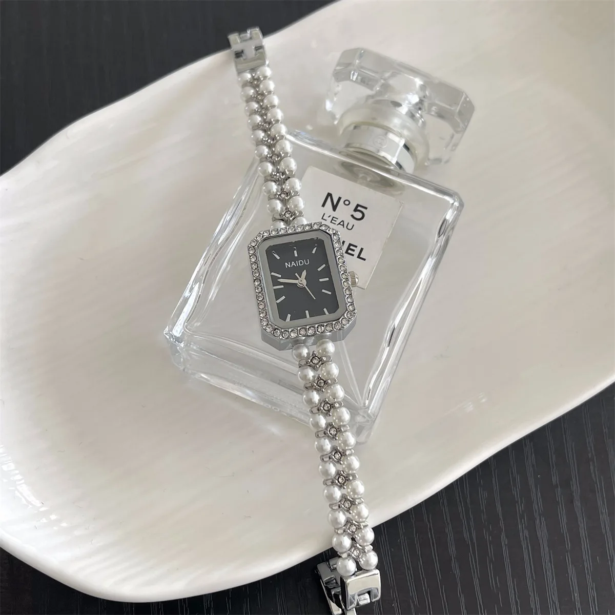 ライトラグジュアリーな魅力と小さなファッショントレンドを備えた女性向けの人気のリトルフレグランスパールブレスレットウォッチ、女性用クォーツウォッチ