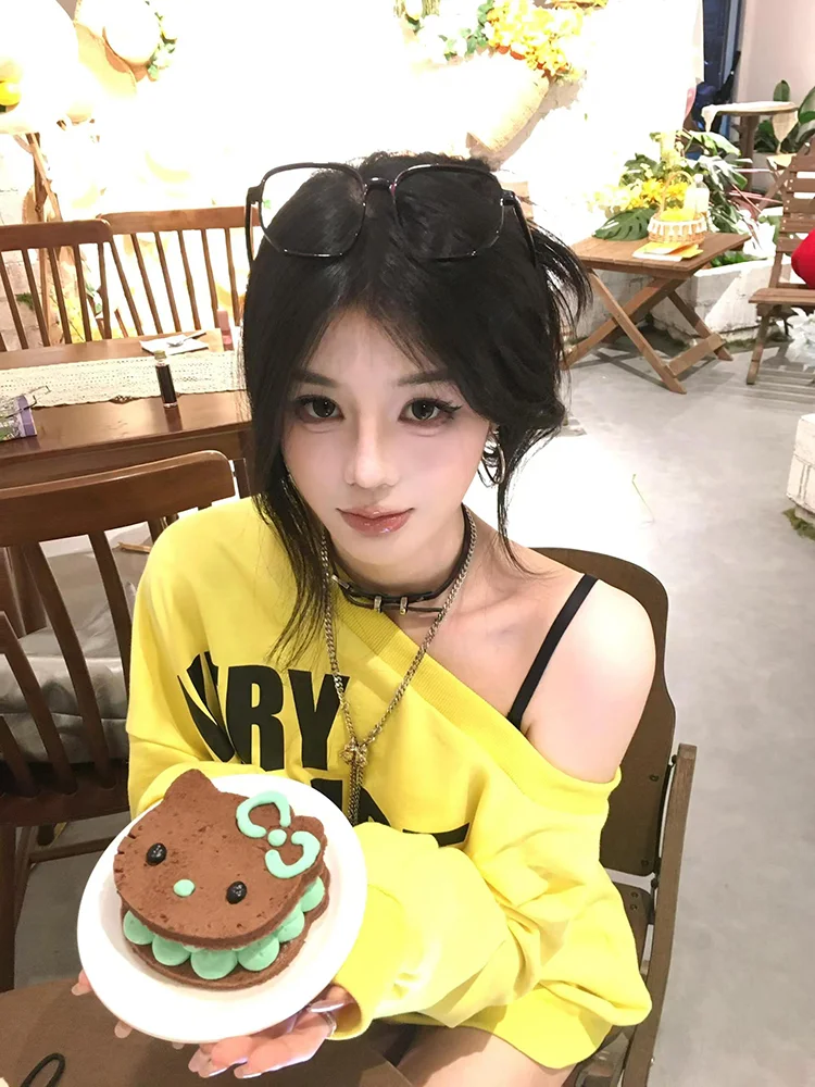 

Женский свитшот в американском ретро-стиле с открытыми плечами, желтый, новинка ранней весны 2026, оверсайз, модный, для дерзких и стильных девушек