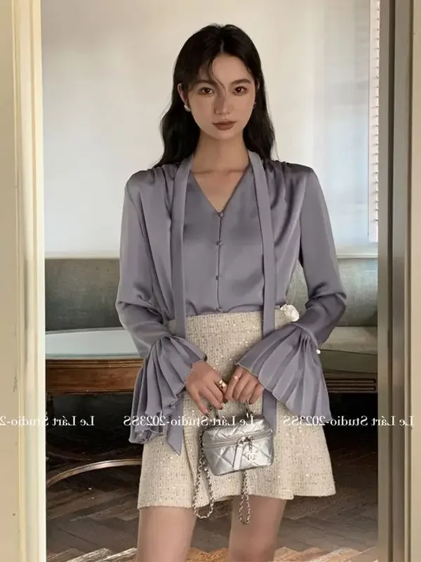 Nuovo design di nicchia Top in raso Camicia ampia e versatile Camicia a nastro con maniche a fisarmonica delicata per le donne all'inizio della primavera