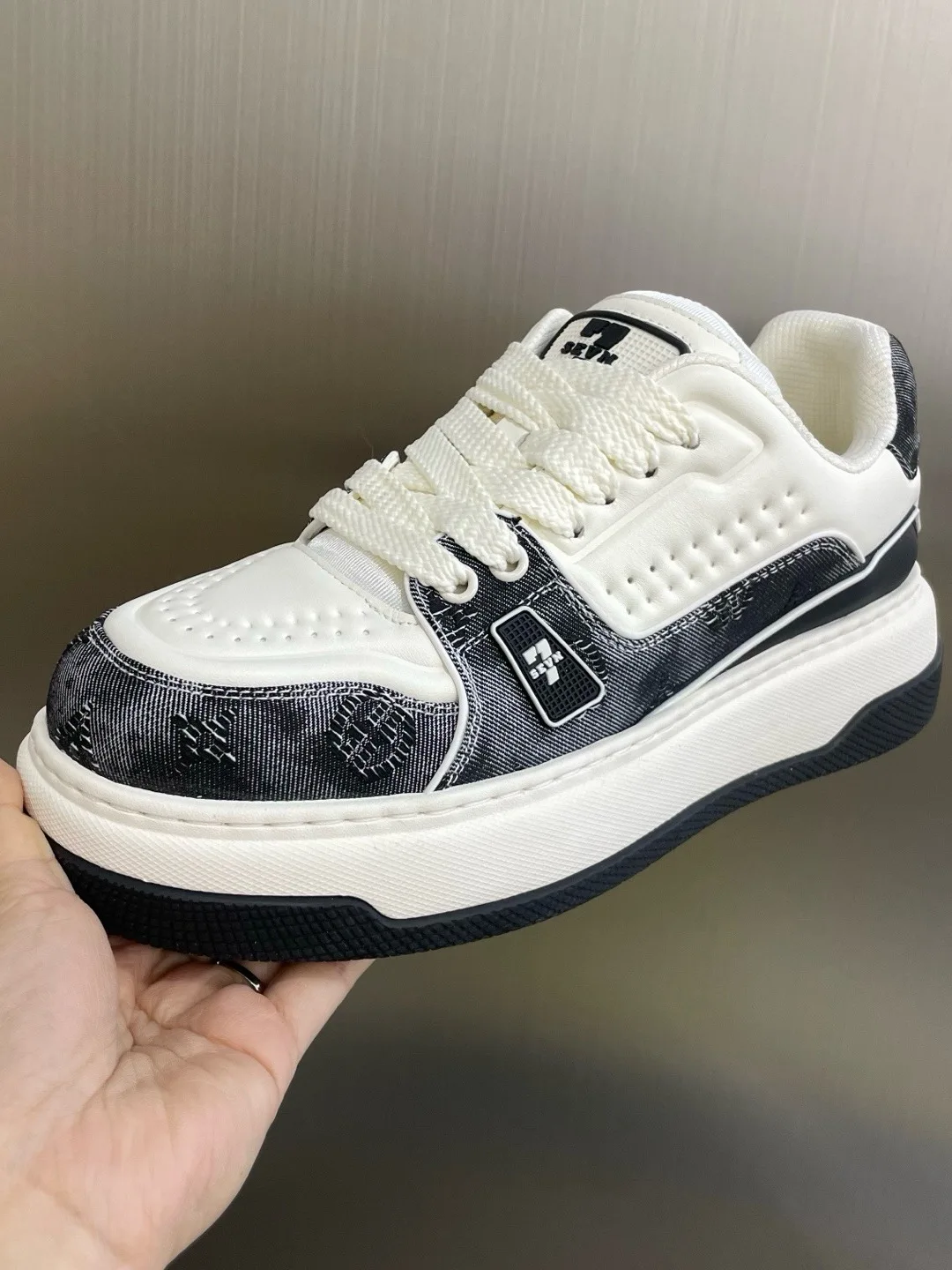 

Новые мужские кожаные повседневные туфли 26601 с толстой подошвой: комфортные, модные, универсальные, высококачественные, персонализированные, стильные, низкие.