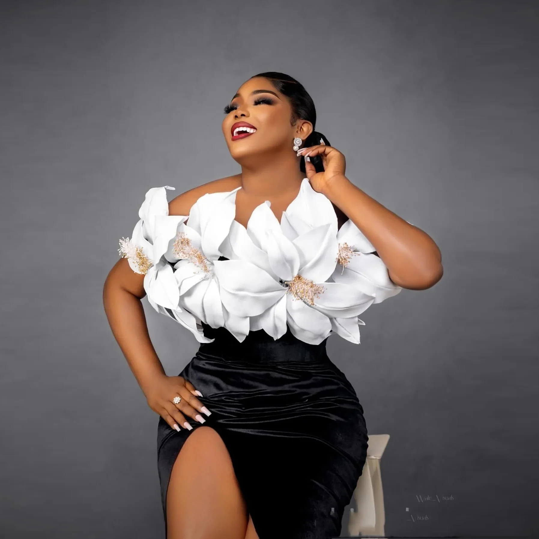 세련된 플로럴 화이트 블랙 이브닝 드레스 스트레이트 플라워 벨벳 프롬 드레스 롱 비즈 포멀 가운 발목 길이 스플릿 맞춤