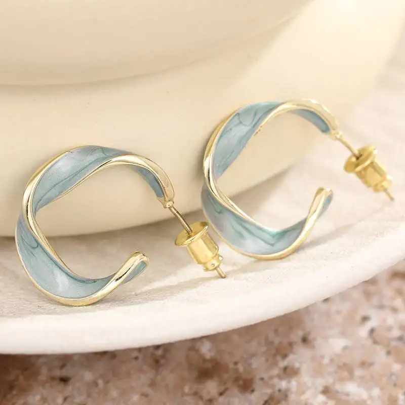 Huitan Fresh Style Twisty Enamel Hoop-Ohrringe für Damen, für Partys, Alltag, vielseitige, elegante Accessoires, bezaubernder, trendiger Metallschmuck