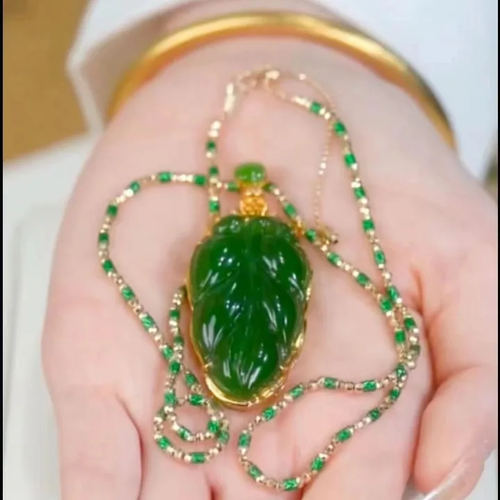 Two Colors of Fashionable Green Leaf Pendant Necklace Give Women A Sense of Luxury and Niche Design