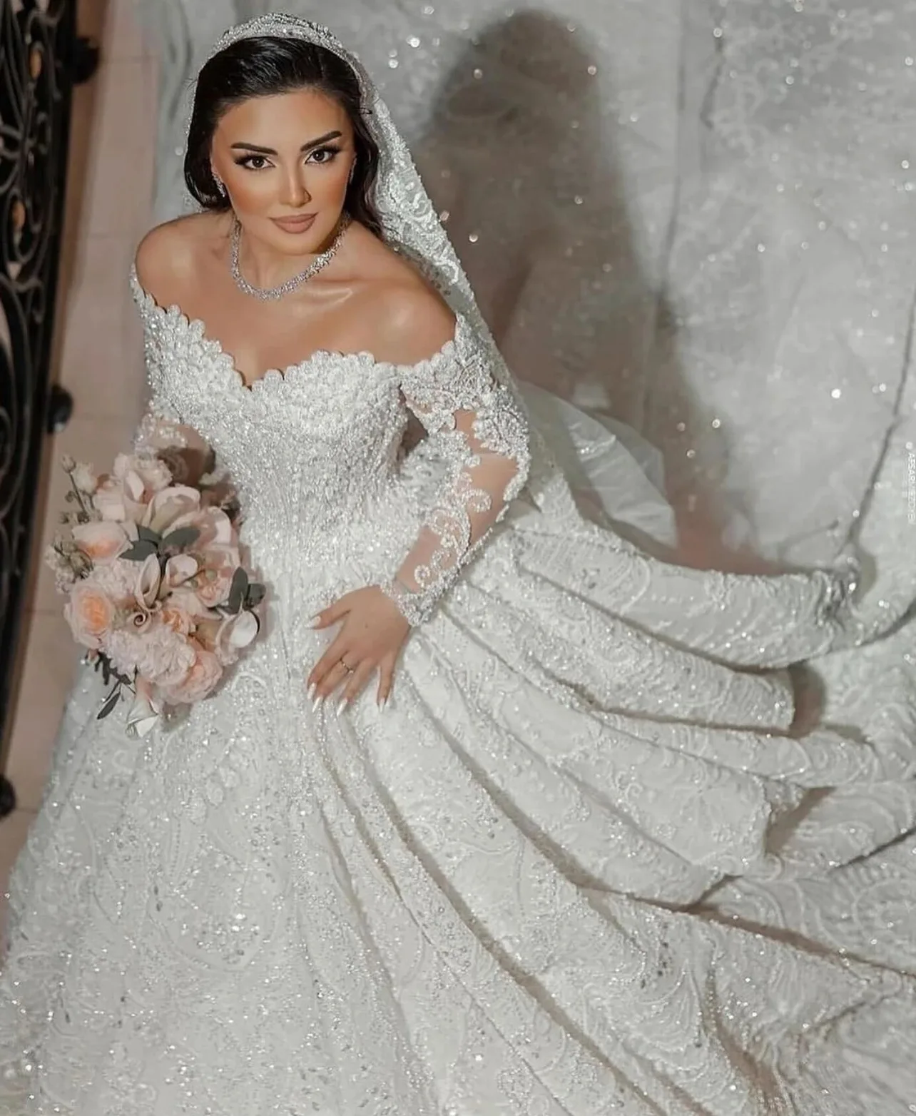 Customized 2025 Luxury Embroidered Pearl Yarn Princess Ball Dress Round Neck Bridal Dress Sweetheart Off Shoulder Long Sleeve