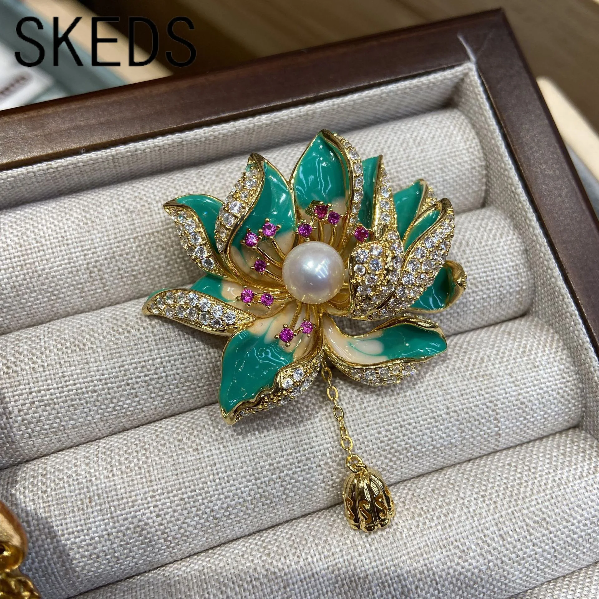 SKEDS elegante mujer niñas Lotus cristal colgante esmalte broche insignias moda señora clásico perla flor Exqusiite Pin joyería