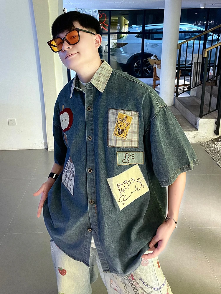 

Мужская летняя рубашка свободного кроя из дышащего хлопка с вышивкой в американском ретро-стиле, пэчворком и цветными вставками из денима.