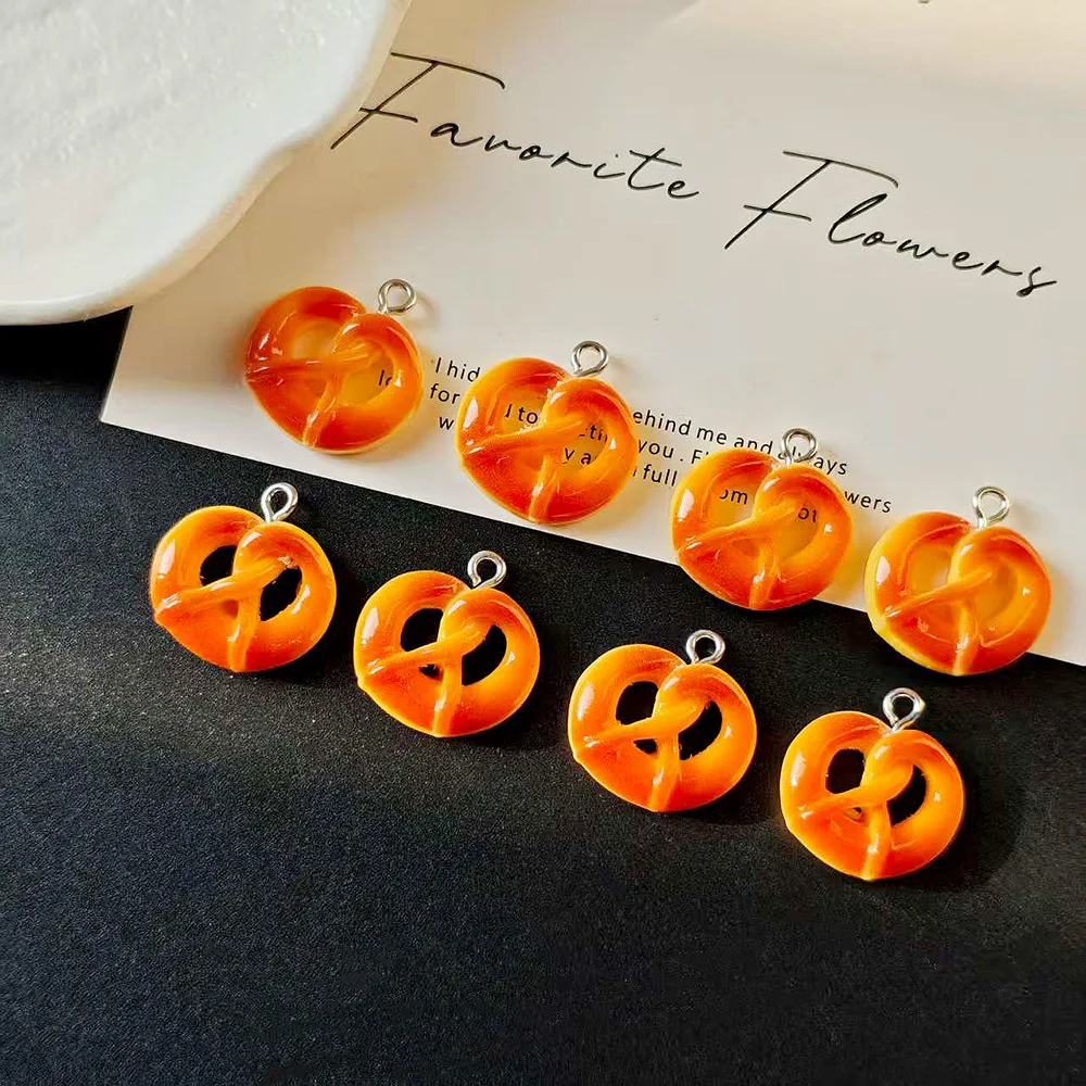 10 Uds 2D Mini Pretzel galletas pan resina encantos divertido lindo comida pulsera encanto DIY pendiente colgantes joyería hacer accesorio