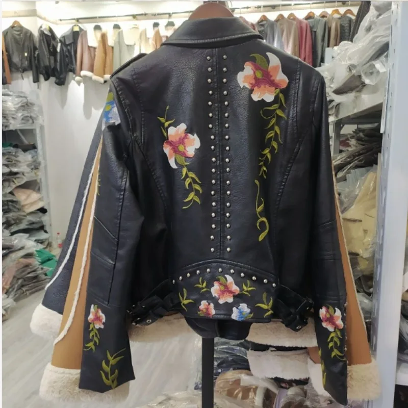 الربيع والخريف نمط جديد سترة جلدية التطريز المسامير سحابات دراجة نارية بولي PU معطف سليم وقصير مطرز التجارة الخارجية