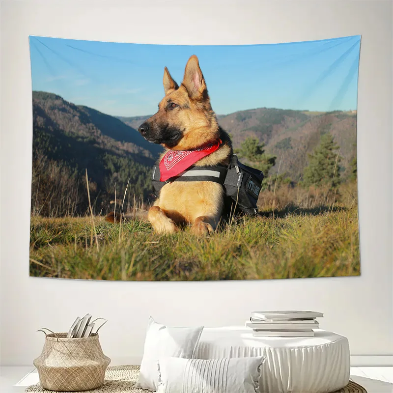 

Настенный гобелен с немецкой овчаркой в красной бандане и горным пейзажем, машинная стирка, всесезонный, реалистичный принт с изображением животных, для дома