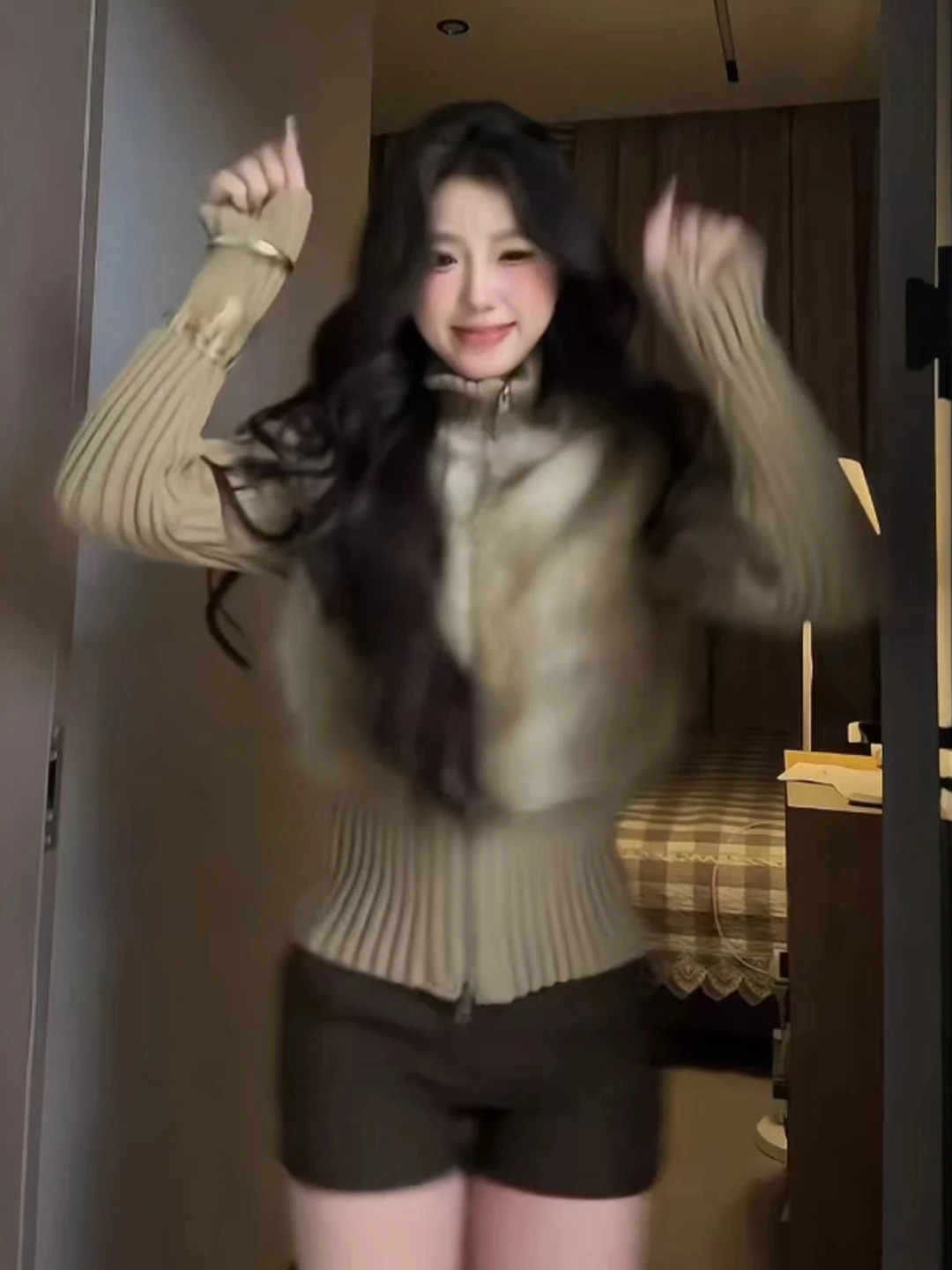 

Ретро-пальто из искусственного меха с эффектом стройности талии, уникальный дизайн, модная женская верхняя одежда на весну, мягкая и нежная.