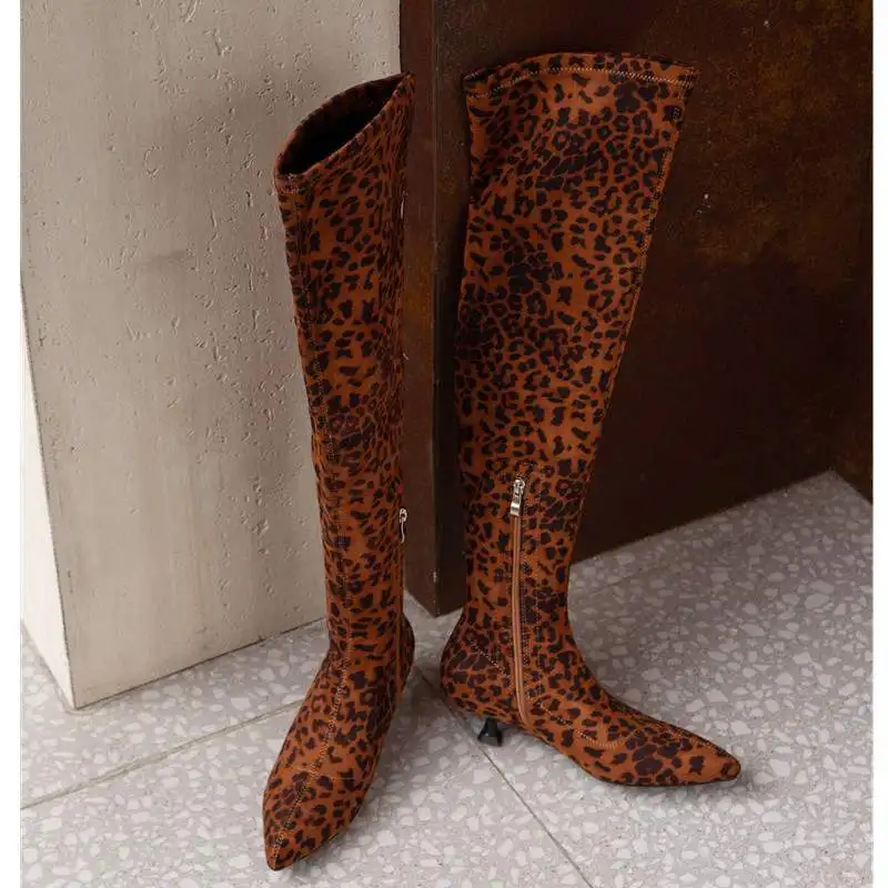 Krazing pot leopardo impressão rebanho apontou toe med saltos estiramento botas longas inverno luxo elegante namoro botas femininas acima do joelho