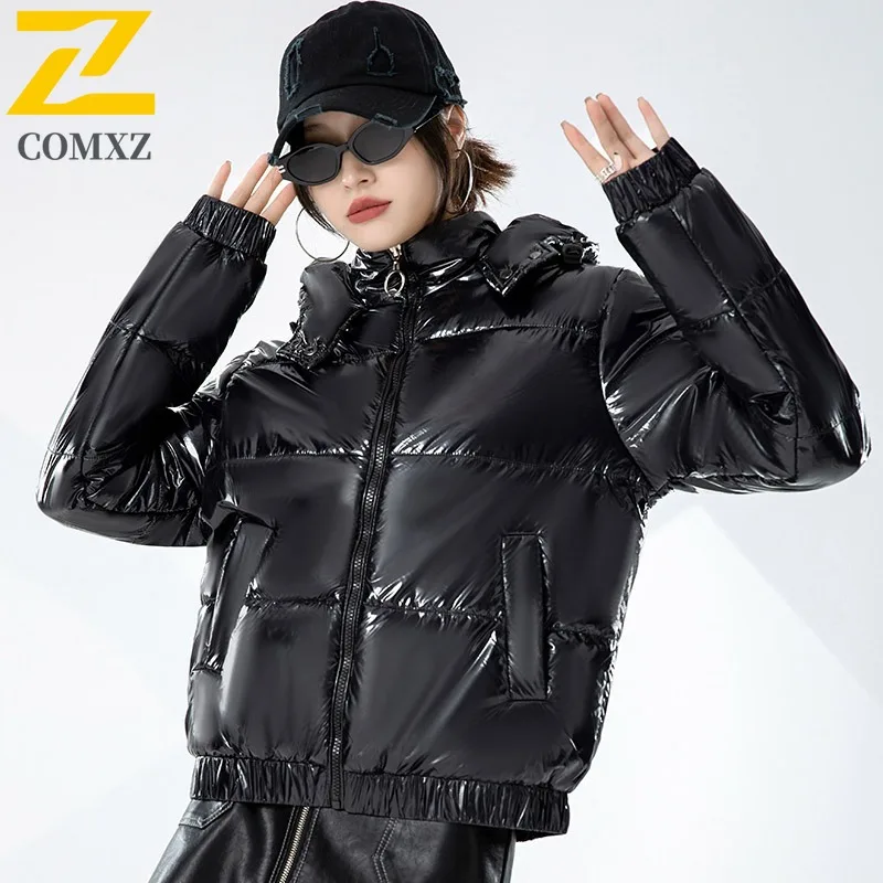 سترة مبطنة للرجال من COMXZ بغطاء للرأس للتزلج في الهواء الطلق سترة سميكة دافئة لامعة للسفر ملابس خارجية شتوية خفيفة الوزن