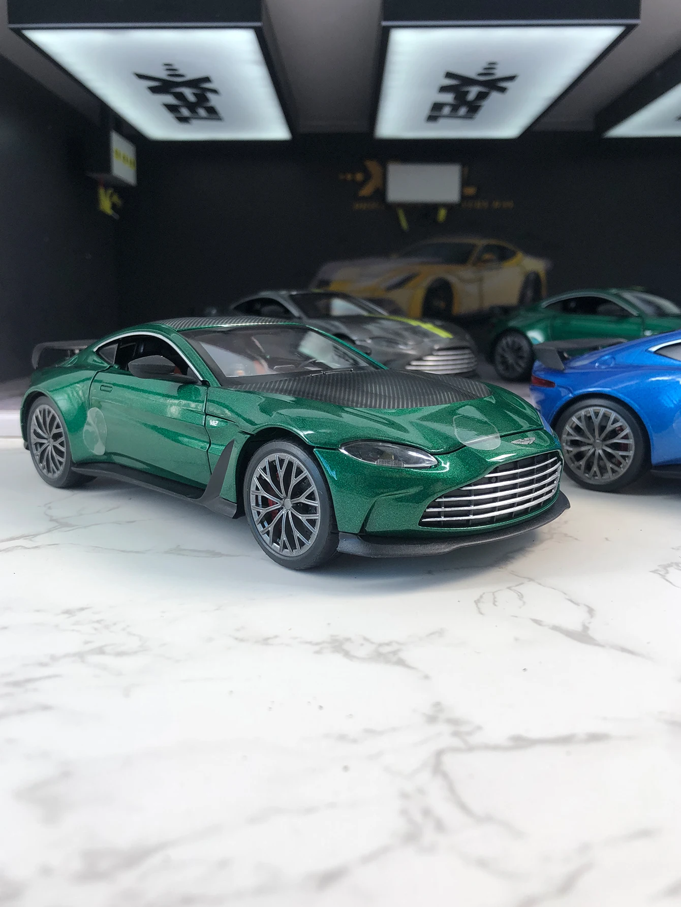 TSC 1:24 simulation zinc alloy Aston Martin Vantage V12 model car, static ornament, metal collectible gift car