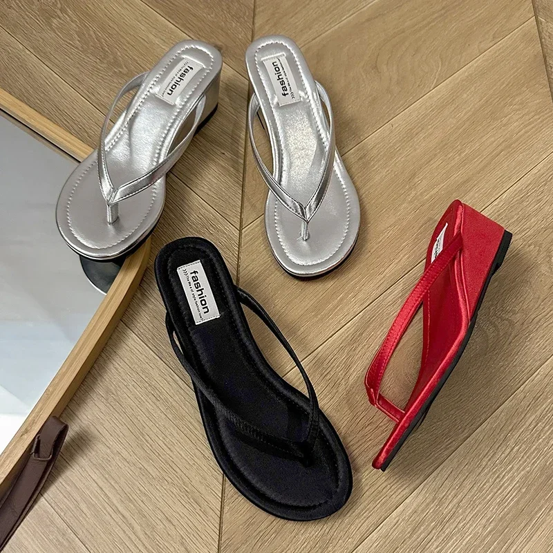 Zapatillas de playa de diseñador para mujer, chanclas con punta de Clip, cuñas sin cordones, zapatos de tacón, Verano