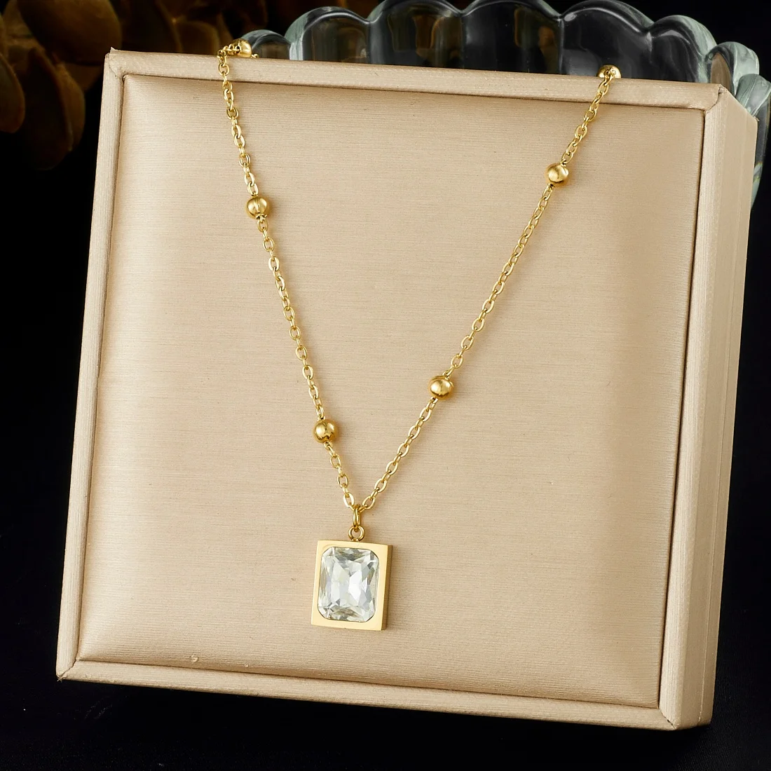 Edelstahl Weiß-Grüner Quadratischer Zirkon-Anhänger Goldene Kleine Runde Kugel-Halskette Damen Mode Halskette Schmuck