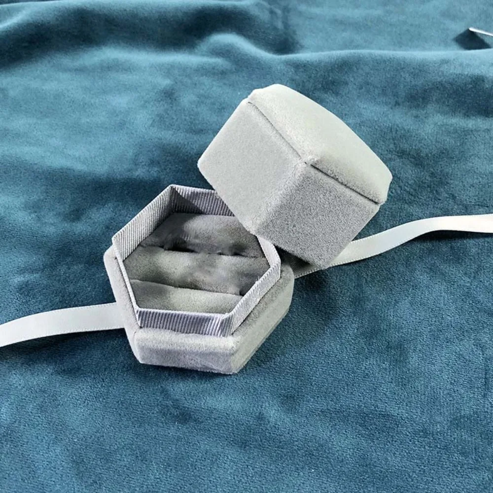 

Портативная бархатная флокированная коробка для колец, сплошной цвет, витрина для колец, чехол для хранения сережек, трехмерный органайзер для ювелирных изделий, вечерние