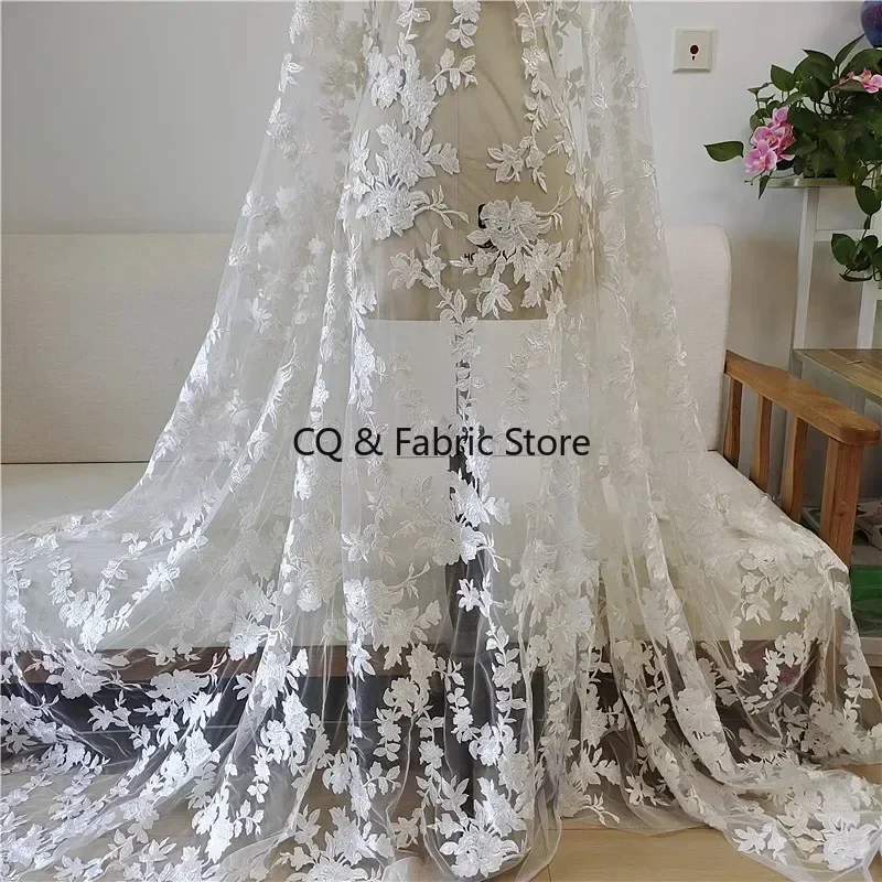 ヨーロッパおよびアメリカの重工業で作られた、刺繍入り花柄のメッシュレース生地。ウェディングドレスやブライダル衣装、diyのデザイナー生地として使用。