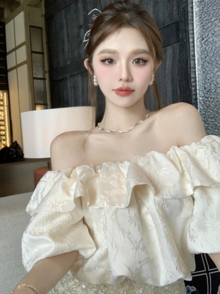 

Лето 2025 г., укороченный топ с открытыми плечами и рюшами, женская темпераментная жаккардовая блузка с пышными рукавами, однотонная универсальная вечерние шикарная рубашка