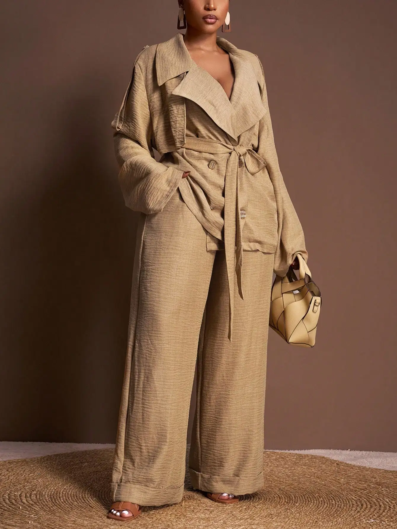 

Комплект из двух предметов цвета хаки: свободный жакет с отложным воротником и поясом, а также брюки с широкими штанинами для повседневной носки, поездок на работу и вечеринок.