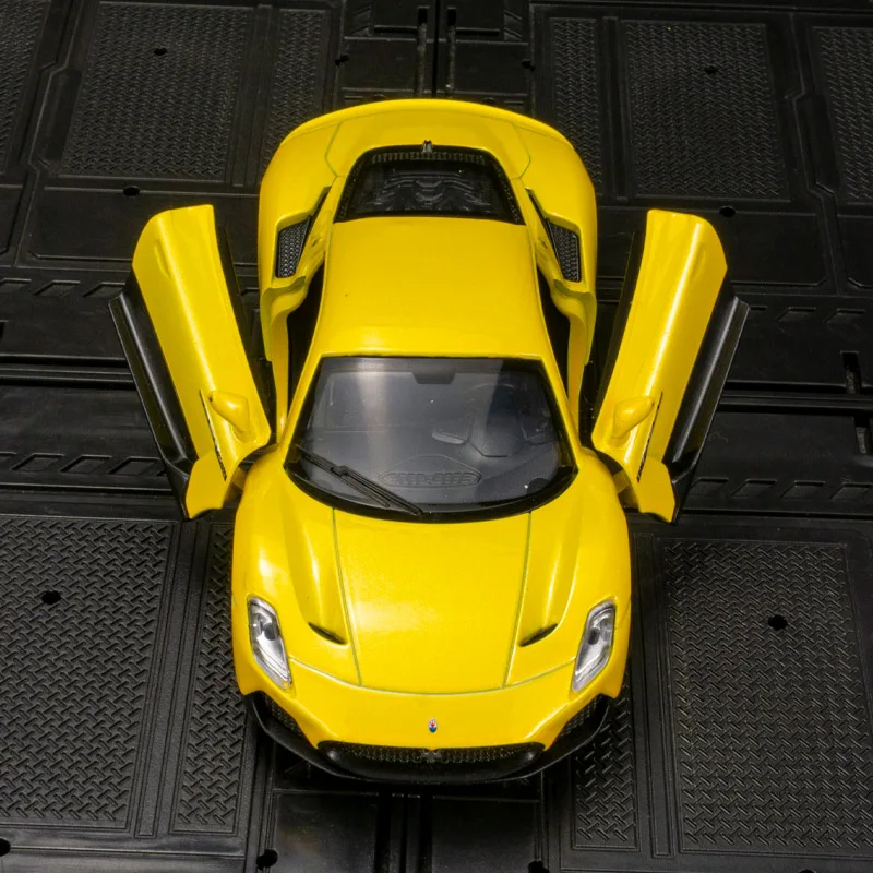 

Модель автомобиля Maserati MC20 из сплава 1:33, двери с обеих сторон, которые можно открыть имеет имитирующие функции звука и освещения.