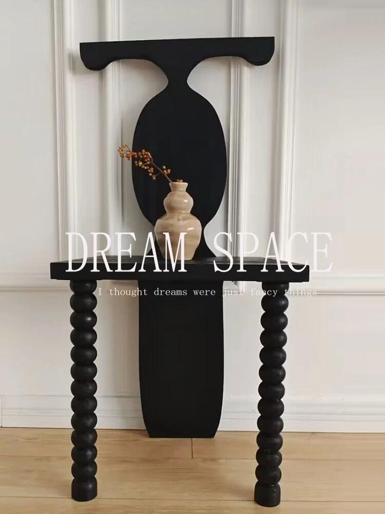 Silla de comedor retro de madera maciza negra con forma especial