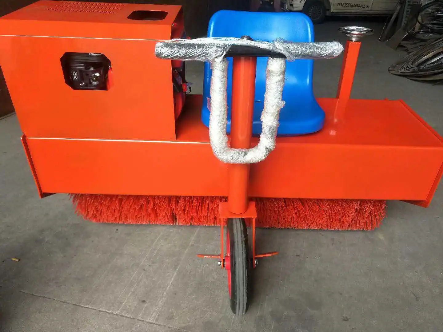 

Artificial turf brushing machine for school football fields, sand filling and brushing integrated machine