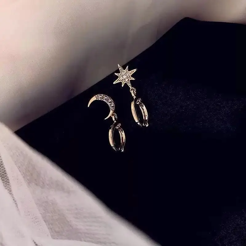 Newly Fashion Classic Geometric Women Dangle Earrings Asymmetric Earrings of Star and Moon Female Jewelry