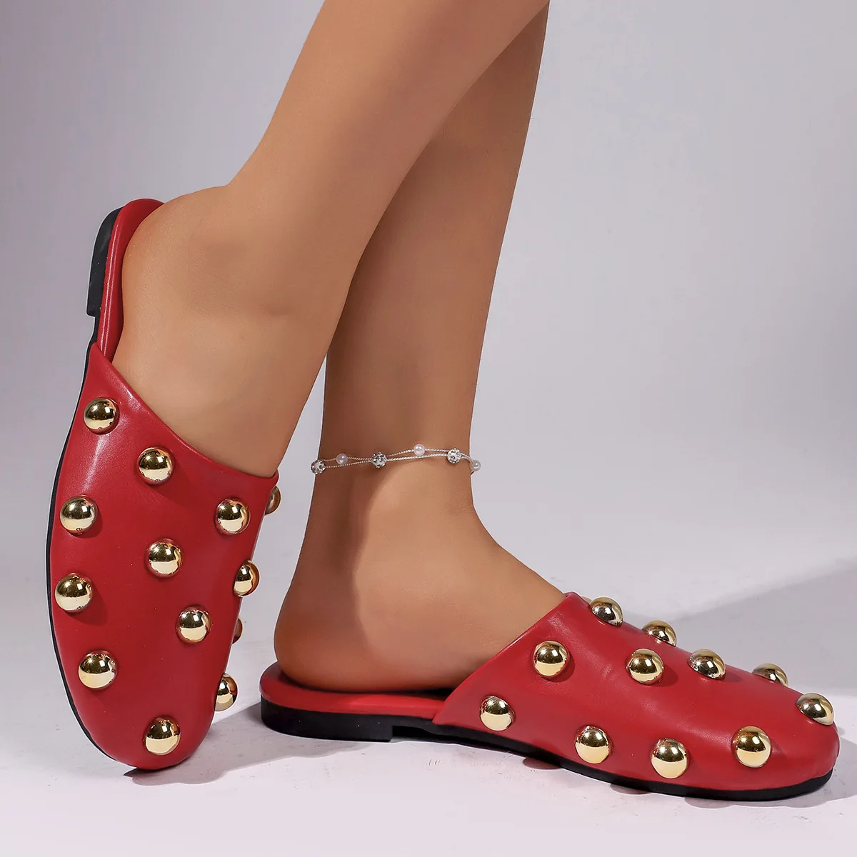 Bequeme Slip-On-Sandalen mit Metallnieten, lässige, abgedeckte Zehenpartie, weiche Gummisohle, flache Schuhe für den Alltag – Detail 3