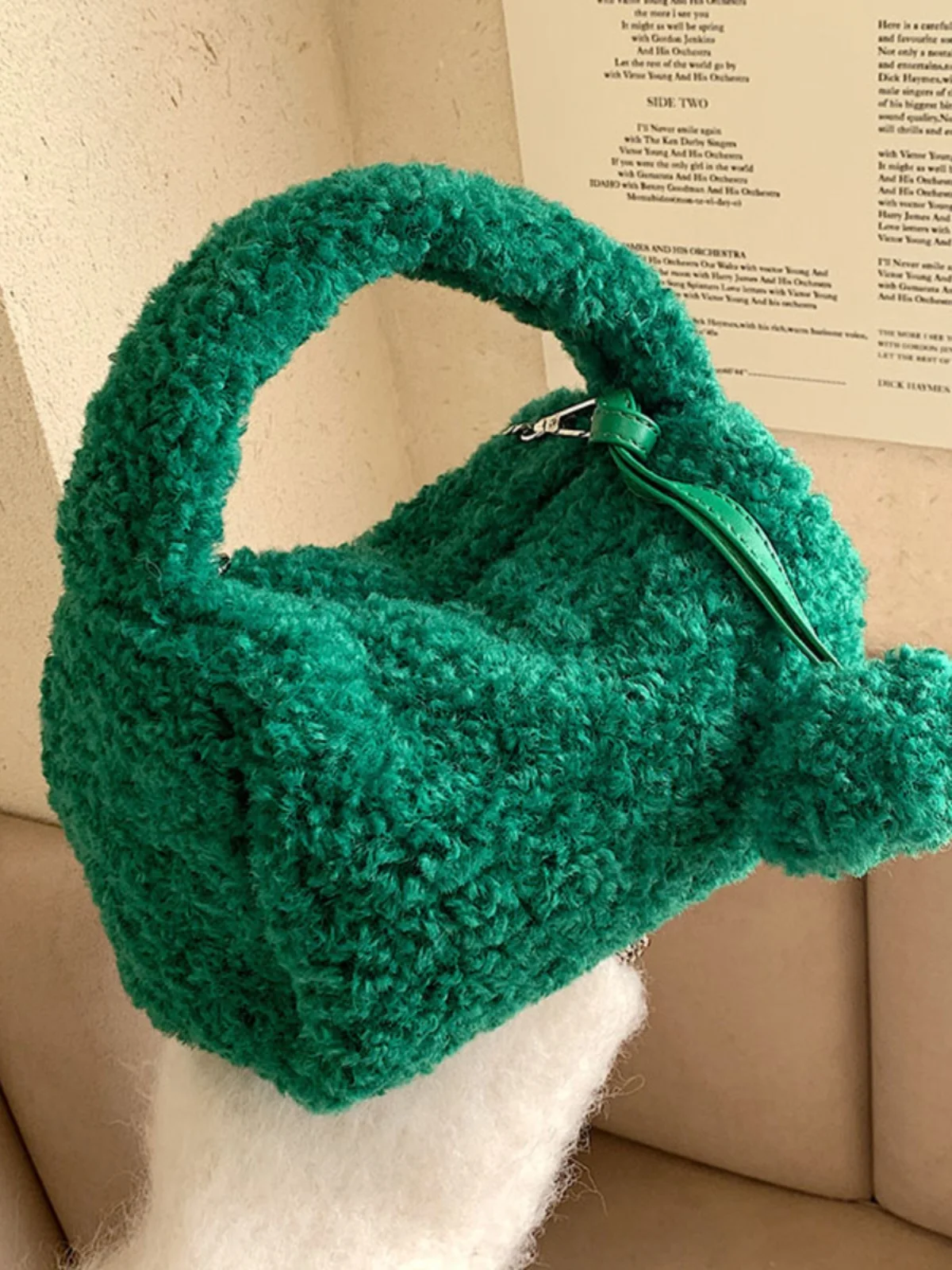 حقيبة نسائية فروي لحقيبة الشتاء اللطيفة للفتيات مع كرة معلقة بلون سادة على شكل مربع حقائب يد عصرية لربيع كروس