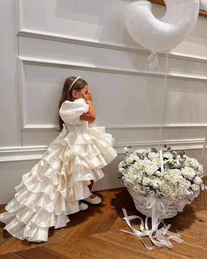 Vestido de flor de cetim branco Puffy, Camada com arco, Mangas curtas, Vestido de festa infantil, Vestidos de Primeira Comunhão, Casamento