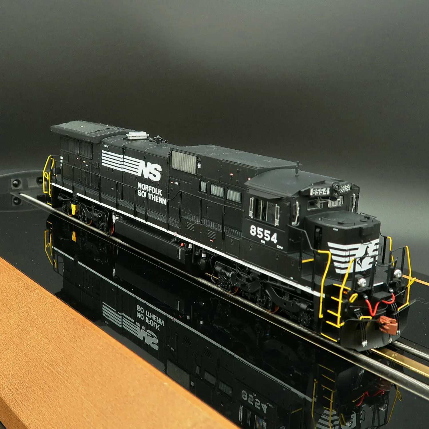 SCALETRAINS Train Model HO Type 1/87 ESU Digital Sound Effect C39-8 Diesel Locomotive NS 8554/8596 Painting Rail Car Model Toy