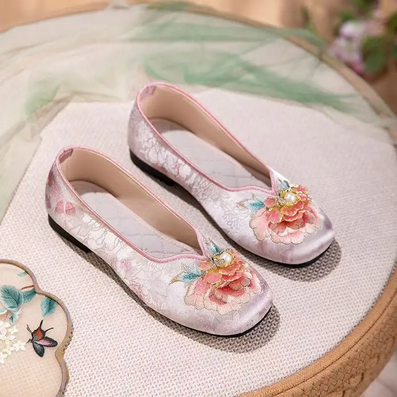 

Woman's New Flat Sole Flower Embroidered Shoes Soft Sole Non Slip Round Toe Shallow Slip On Ethnic Style Light Cheongsam Shoes