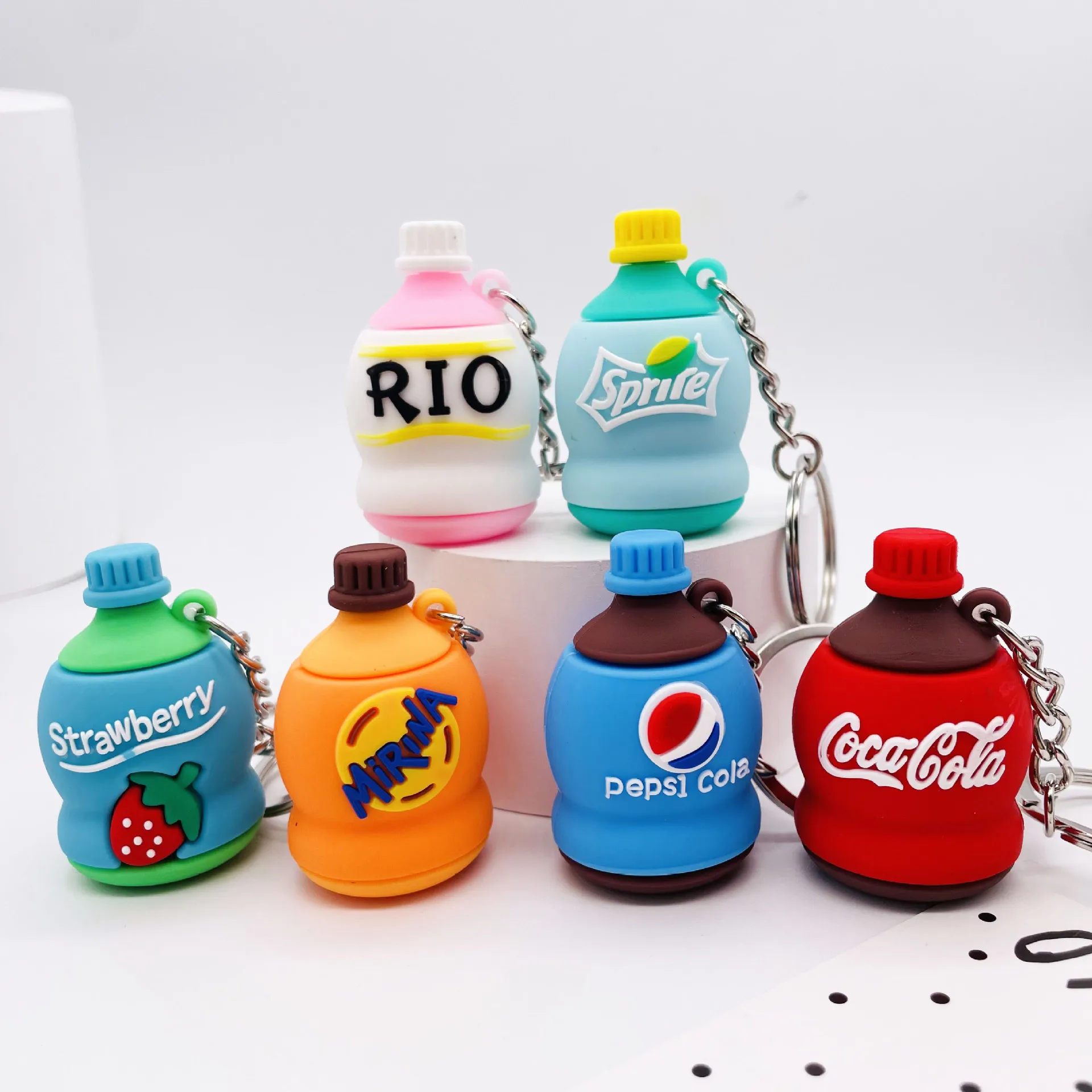 LLavero de botella de coque de simulación, colgante con pegamento de goteo, botella de bebida de Soda, accesorios para botella de fresa