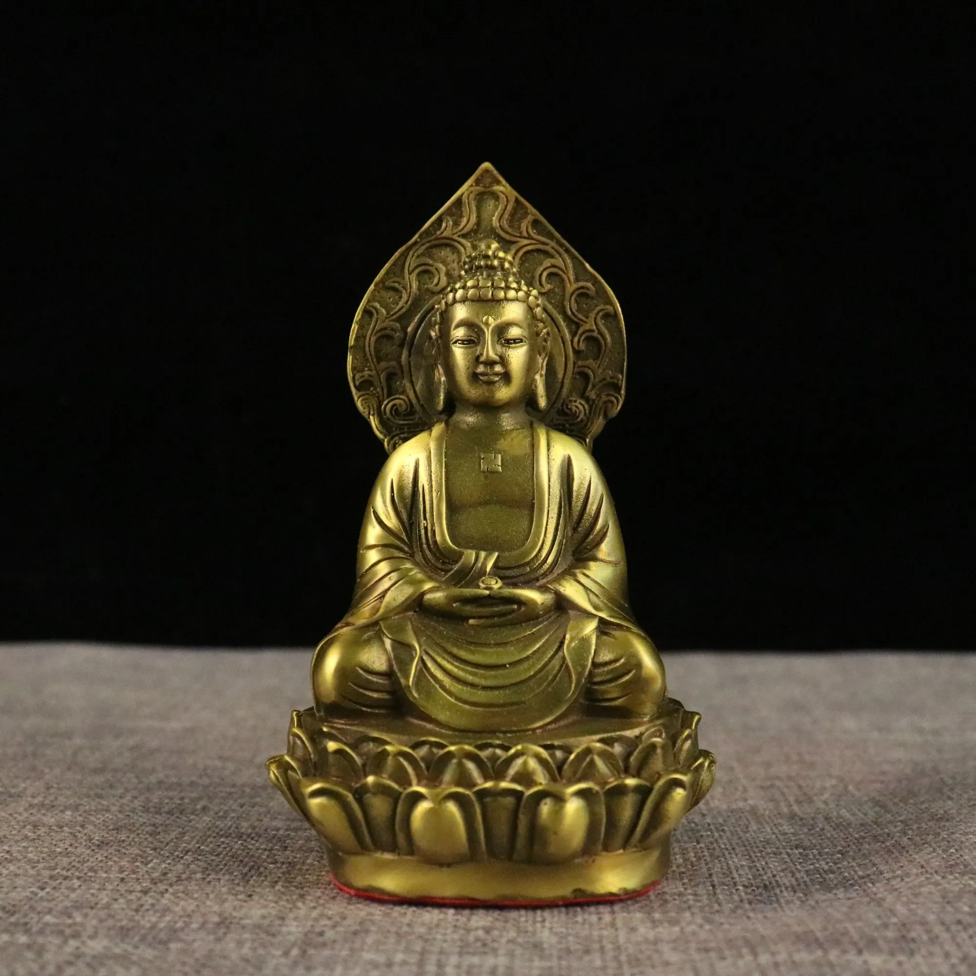 

Chinese bronze bronze sculpture of Tathagata at home to keep safe