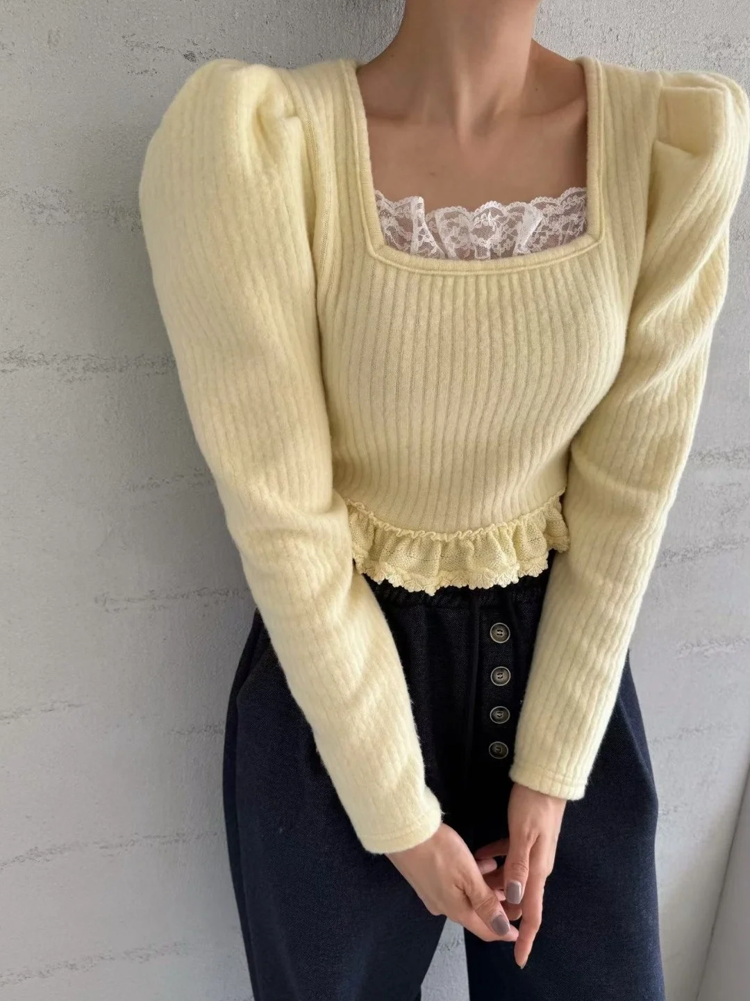 Faionable Lace Splice Long Sve T-shirt da donna Or Design Sense Youthful Colletto quadrato Chic Autunno Versatile Top