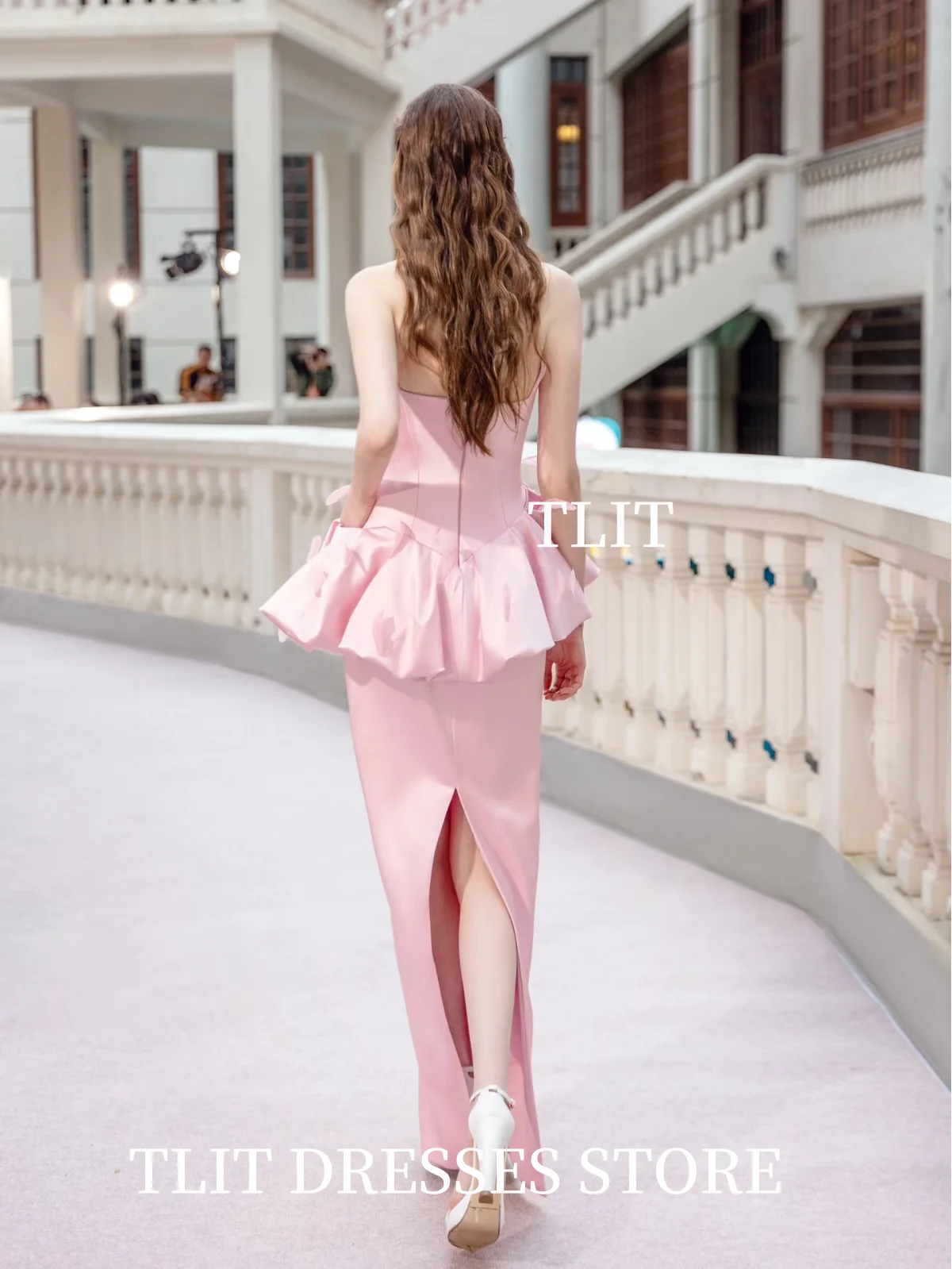 TLIT różowa satynowa suknia wieczorowa bez ramiączek wzburzyć z piórami suknie na bal maturalny dostosowane suknie do podłogi Robe de soiree