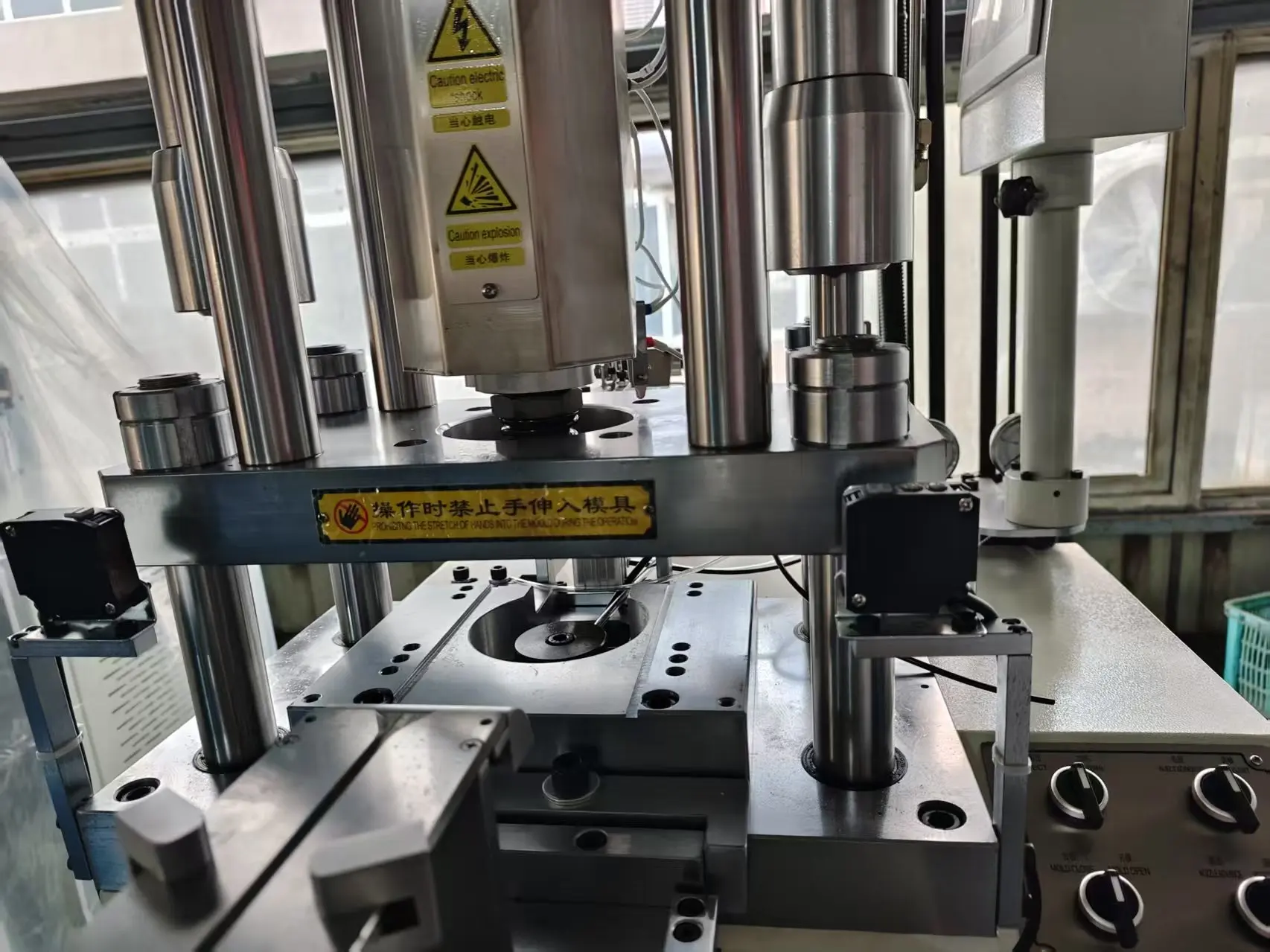 ZYN Automatic Close-End Injection Molding Machine with Motor and 380V 1 Year Warranty for Zipper Making Pressing Plate Lo0ion
