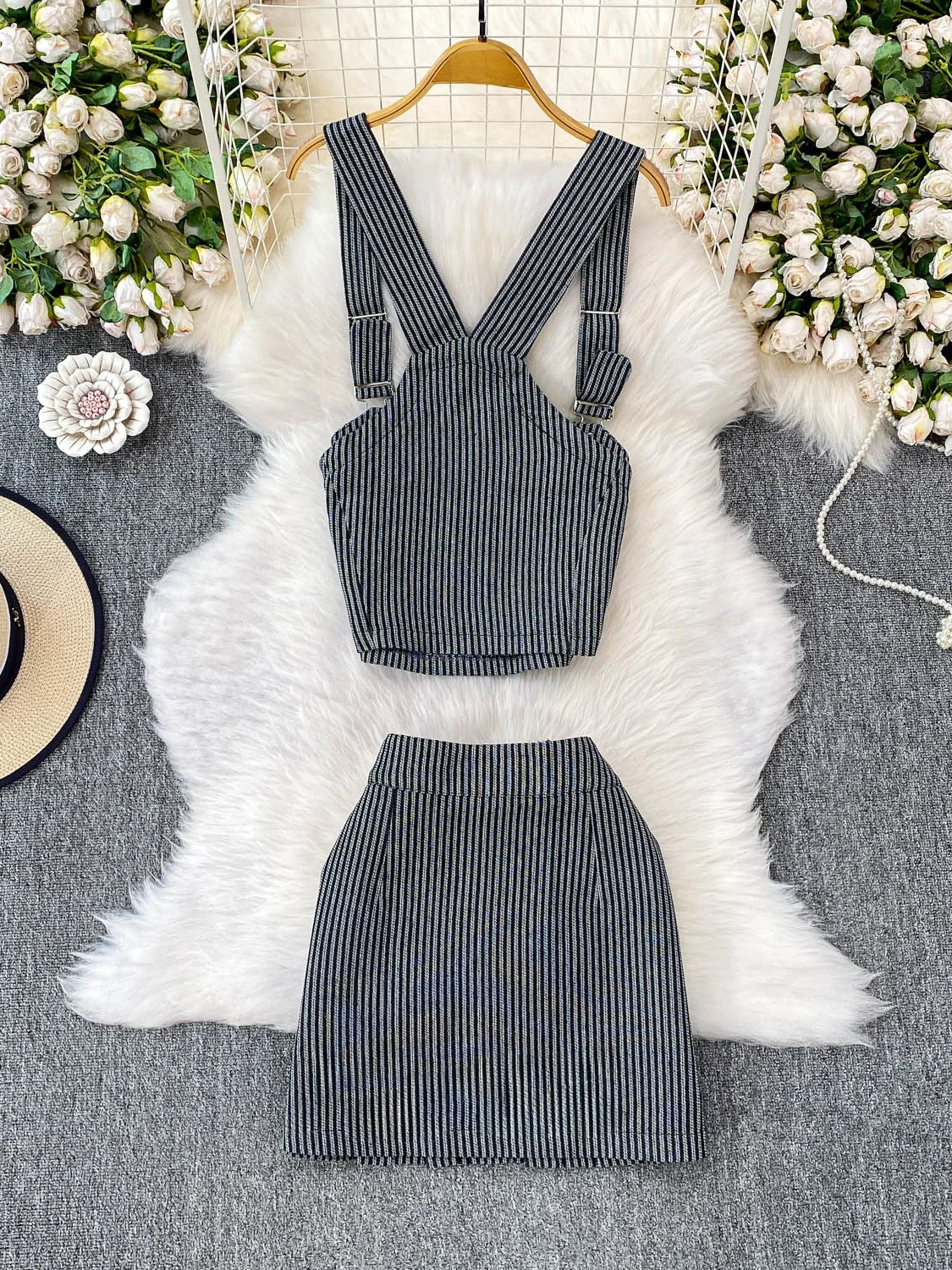 

Sexy Spicy ort Strap Design Striped Top High Waist Slimming Skirt Two-Piece Set Faionable Casual Wear for Young Women