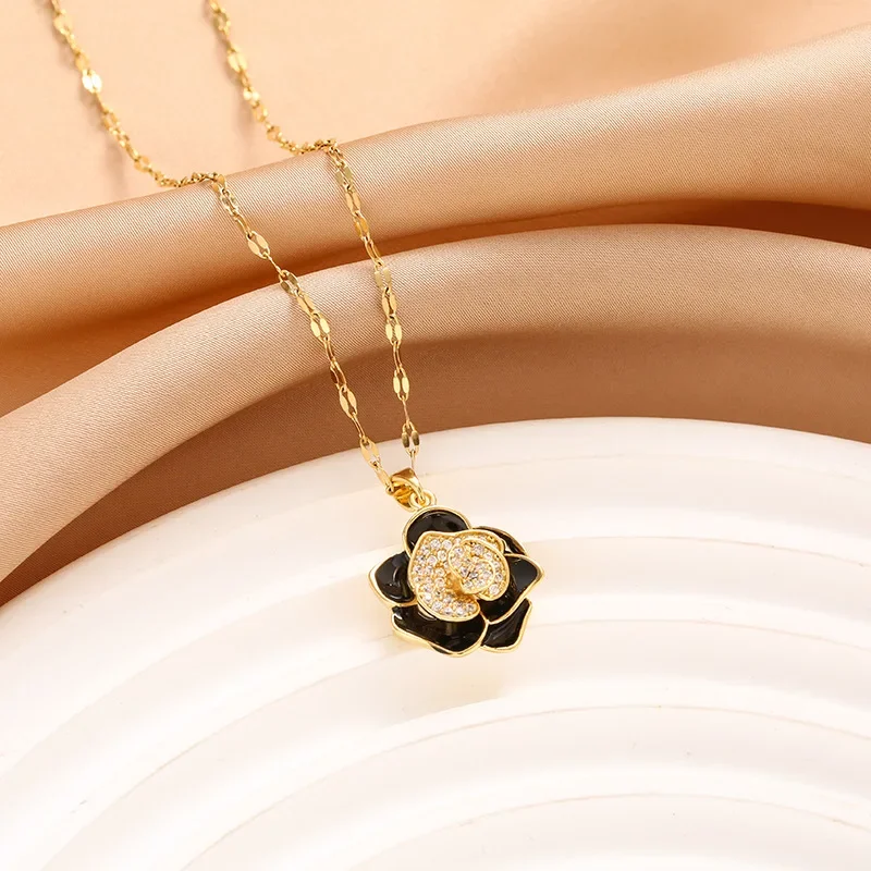 Camellia necklaces feature three-dimensional petals, fashionable clothing necklaces, and diamond-encrussed flowers
