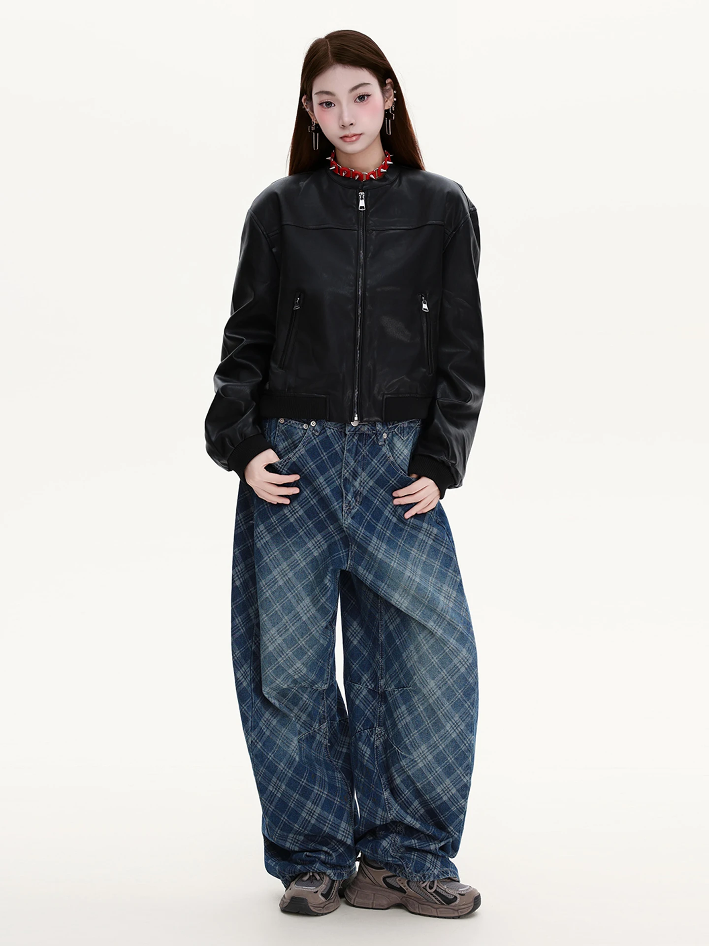 เสื้อแจ็คเก็ตหนัง PU สไตล์อเมริกัน PBB Original รุ่น Street Sle ort สำหรับผู้หญิง ดีไซน์สาวเปรี้ยว แบรนด์ทันสมัย คอตั้ง สีแดงไวน์