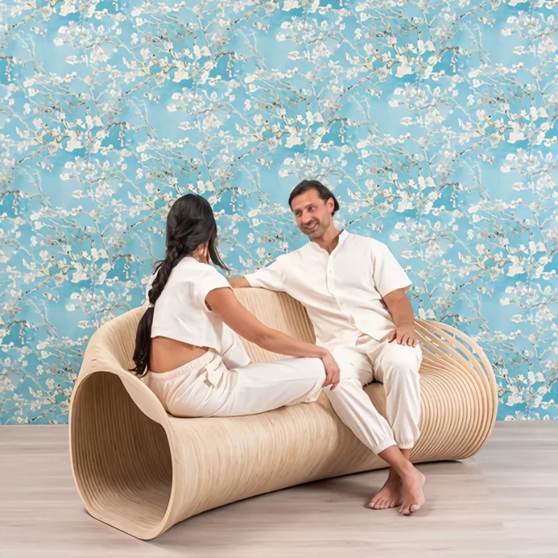 The current minimalist wooden sofa is suitable for use in the loft lounge
