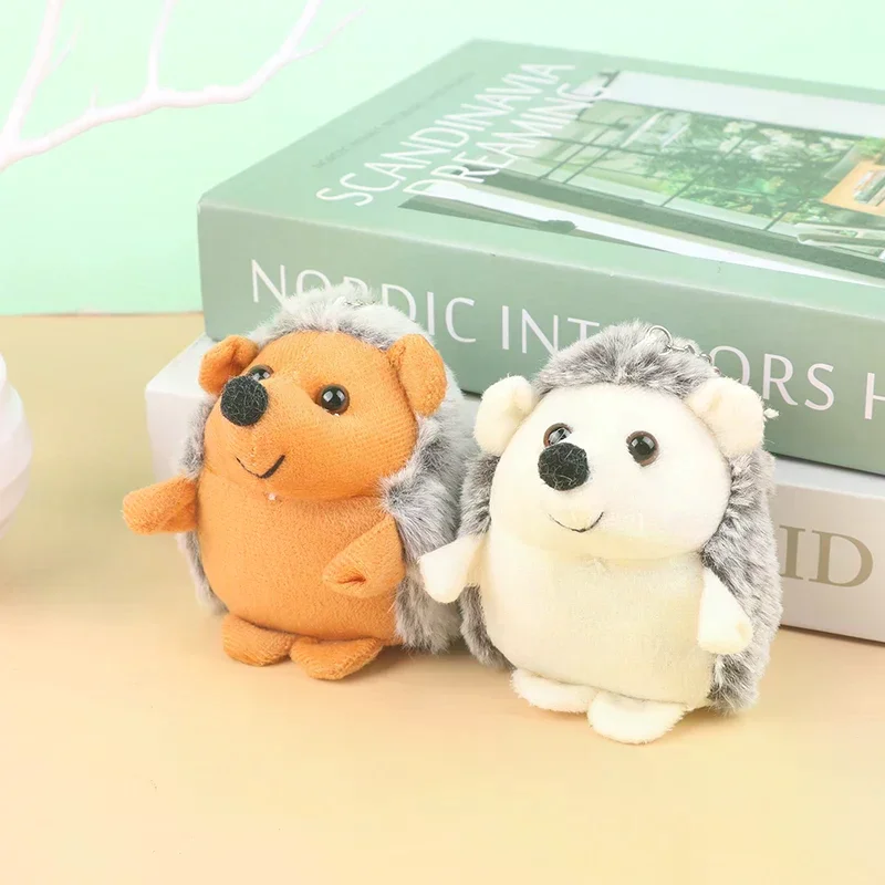 ตุ๊กตาเม่นน้อยน่ารัก ของเล่นตุ๊กตาสัตว์การ์ตูน จี้ห้อยกระเป๋า ตุ๊กตาผ้าเนื้อนุ่ม พวงกุญแจ ของตกแต่งกระเป๋าเป้ กระเป๋าใส่ของ พวงกุญแจรถยนต์ ของขวัญสำหรับเด็ก