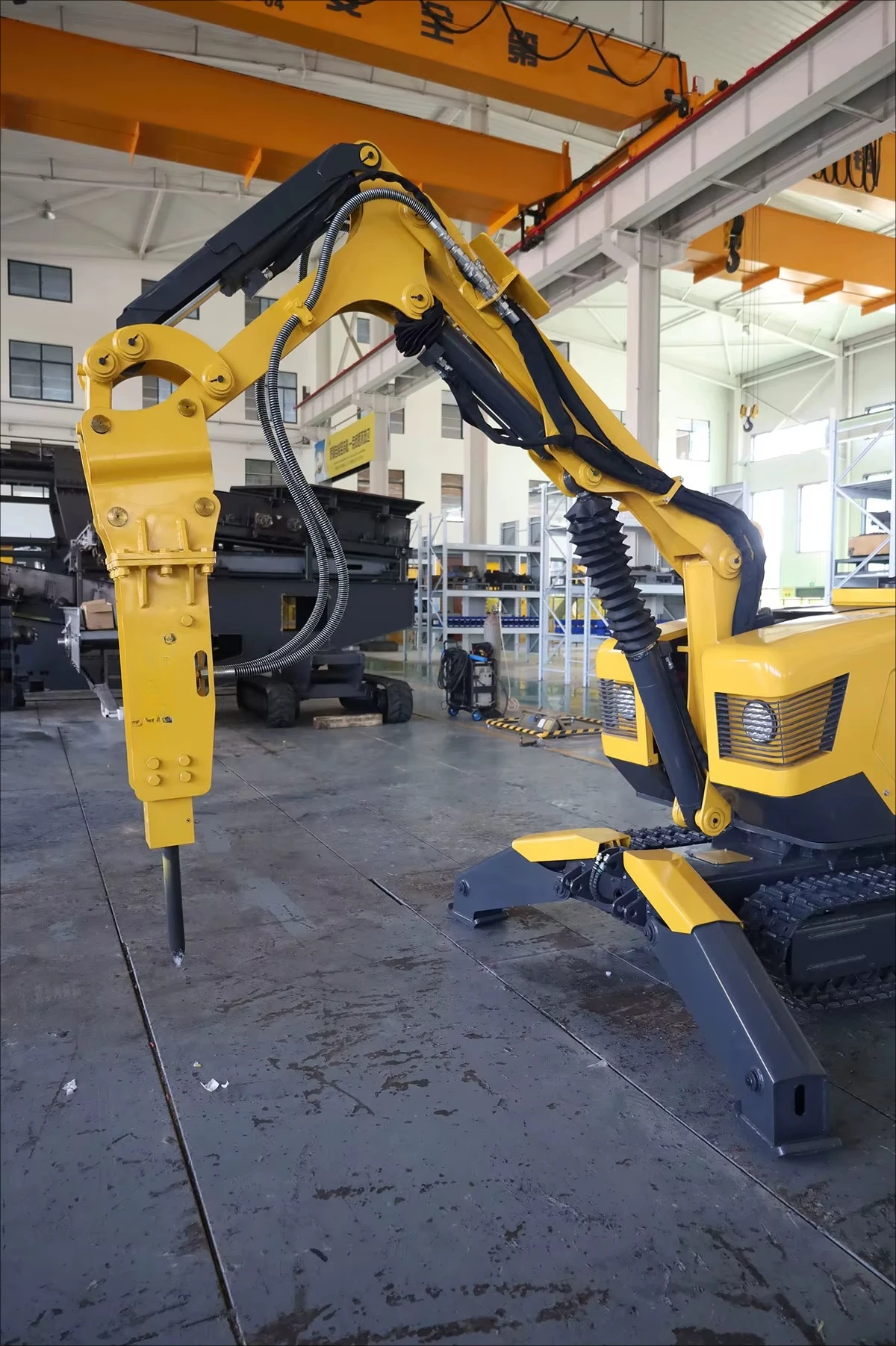 Multifunctional Remote Demolition Robot Crawler Hydraulic Drive For Tunnel Inner Wall Breaking Underground Construction Work