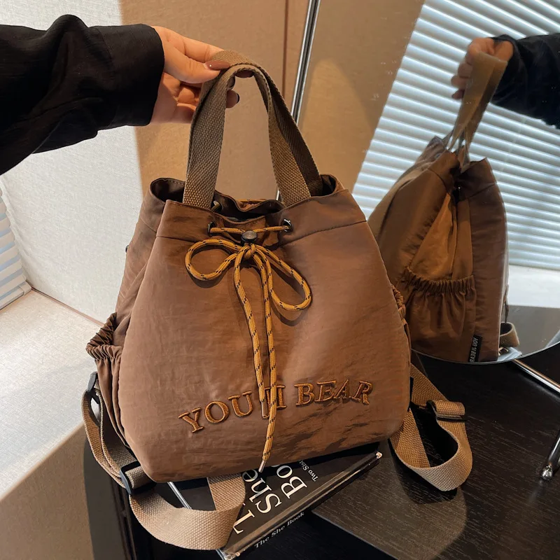 حقيبة ظهر مطرزة على الطراز الكوري 2025 حقيبة مدرب كلاسيكية شتوية جديدة بسيطة موضة مريحة ومتعددة الاستخدامات حقيبة دلو